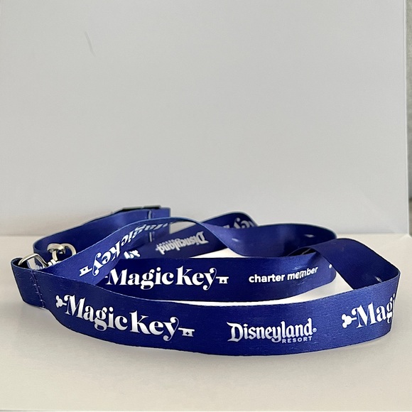 Disneyland Magic Key Charter Members Lanyard - Picture 2 of 4